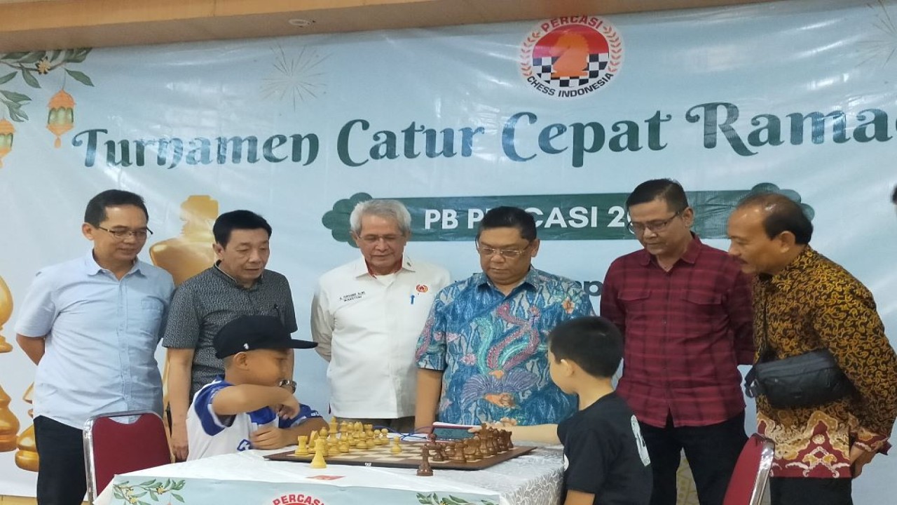 Ketua Umum PB Percasi GM Utut Adianto bersama Waketum V KONI Pusat Tursandi Alwi, Ketua Panitia Nanang Pujalaksana dan Sekjen PB Percasi Hendri Hendratno menyaksikan laga eksebisi catur cepat 3 menit antara dua pecatur cilik Banyu (DI Yogyakarta) vs Jessen (Jabar) saat pembukaan Ramadhan Cup 2026 di Wisma Kemenpora Jakarta
