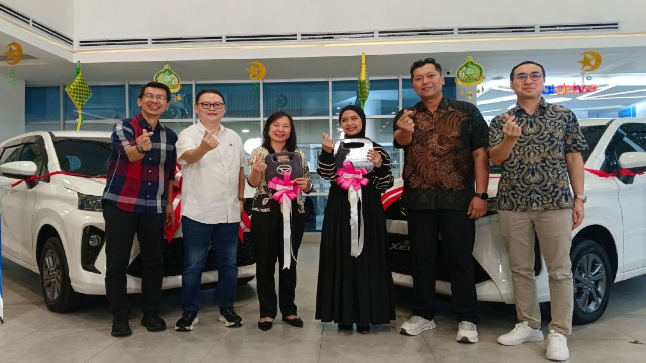 PT Astra International Tbk - Daihatsu Sales Operation (Astra Daihatsu) melakukan penyerahan hadiah utama kepada para pemenang program DAIFEST 2025. (Foto: Istimewa)