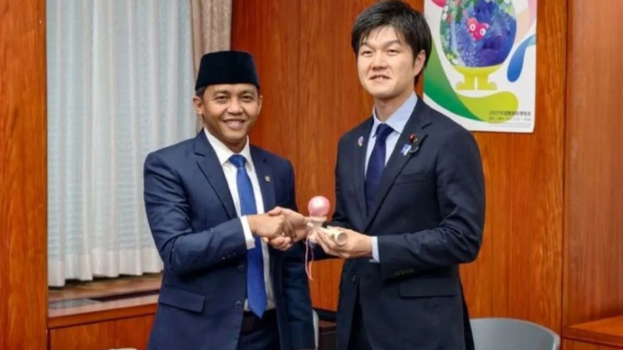 Menhut Raja Juli Antoni (kiri) dan Menteri Pertanian, Kehutanan, dan Perikanan Jepang Suzuki Norikazu dalam pertemuan yang berlangsung di Tokyo, Jepang. ANTARA/HO-Kemenhut (Antara)