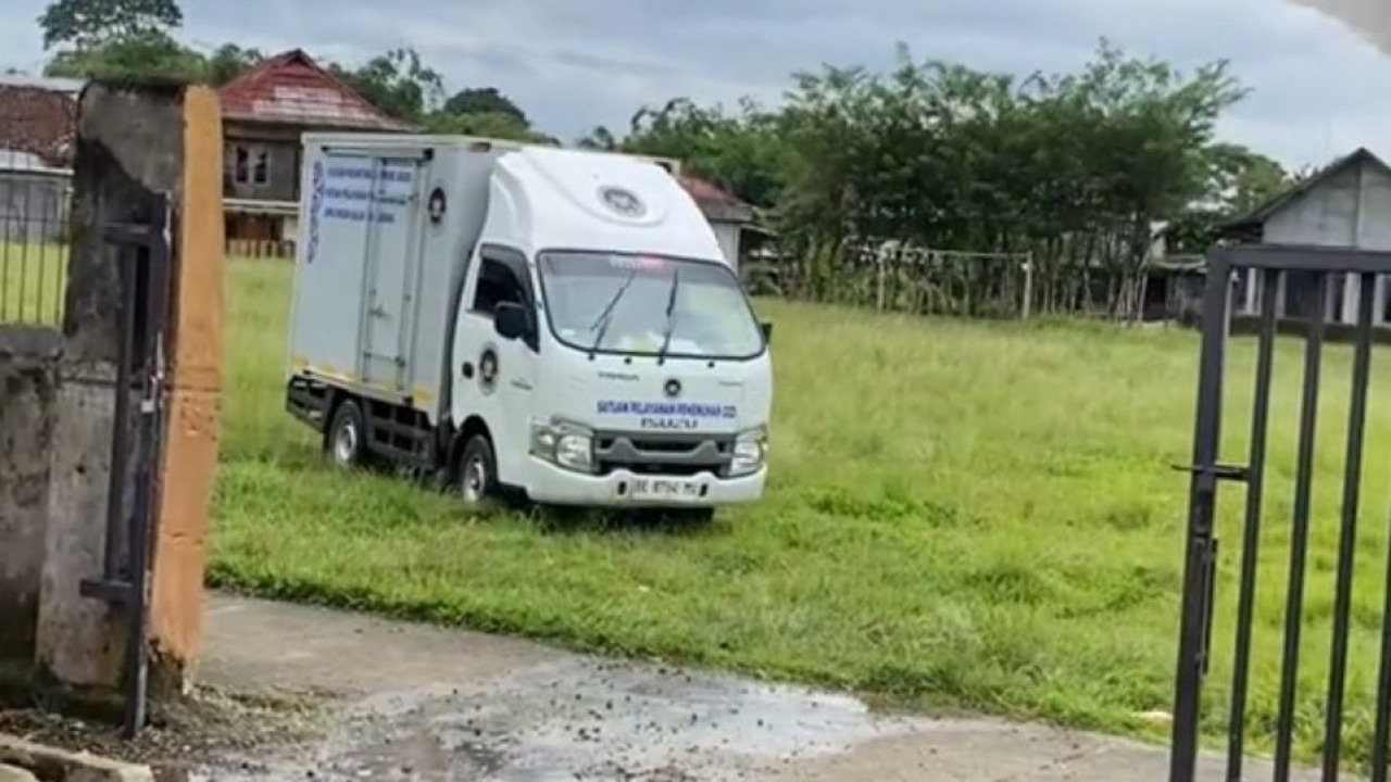 Mobil pembawa makanan bergizi gratis (MBG) untuk siswa di sekolah dasar (SD) di Kecamatan Batu Brak, Kabupaten Lampung Barat, Lampung. (Foto: Dok/Istimewa/Bakom RI)