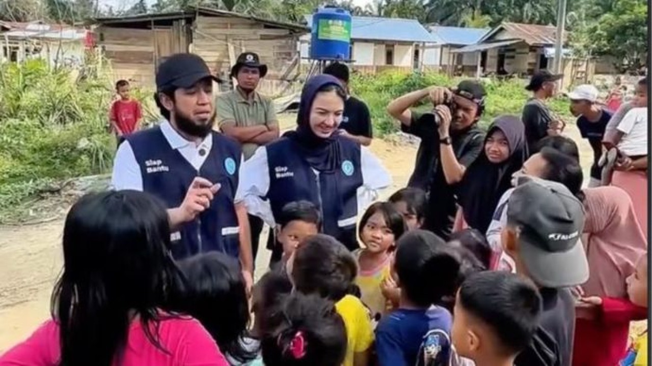 Sejumlah anak yang sebelumnya terdampak banjir bandang berkumpul mengikuti kegiatan hiburan dan kuis bersama kreator konten Deryansha dan aktris Raline Shah. (Dok.Ntvnews.id)