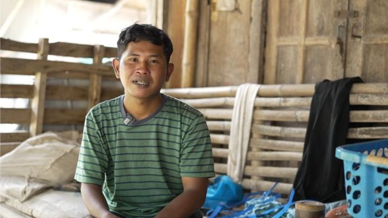 Ari (28) penyandang disabilitas sejak lahir. (Dok.Ntvnews.id)