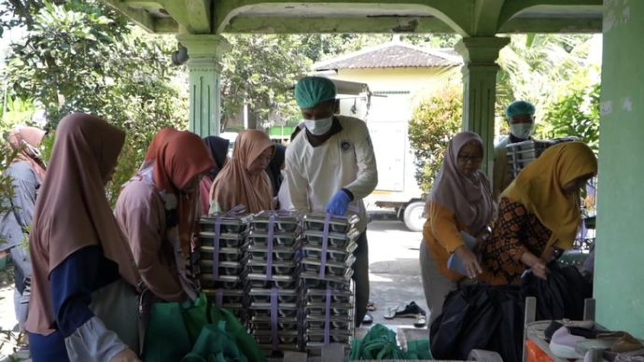 Suasana Posyandu di Padukuhan Jarum, Desa Kedungjambal, Kecamatan Tawangsari, Sukoharjo, dipenuhi antusiasme ibu hamil dan ibu balita yang tertib mengantre untuk menerima makanan dari program Makan Bergizi Gratis (MBG). (Istimewa)