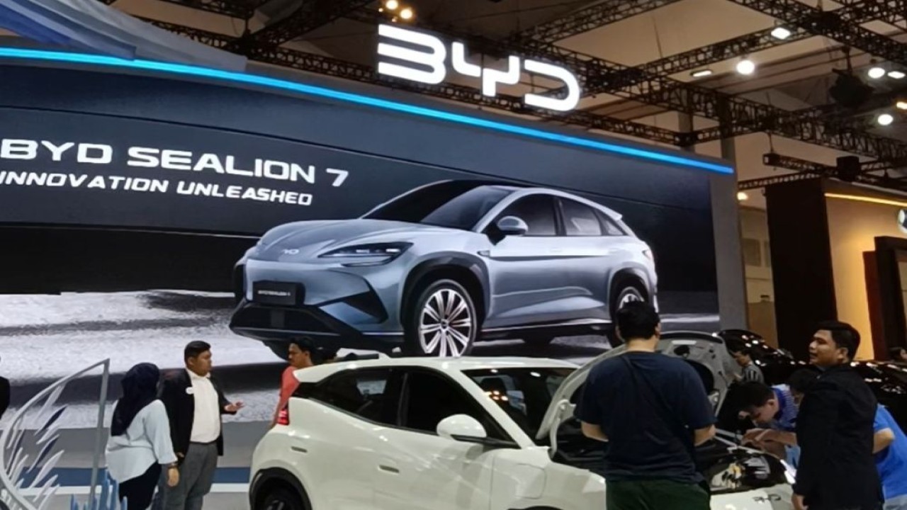 Produsen mobil China, BYD, turut berpartisipasi di pameran otomotif GJAW 2025 pada 21-30 November, di ICE BSD City, Tangerang, Banten. (Foto: Adiantoro/NTV)