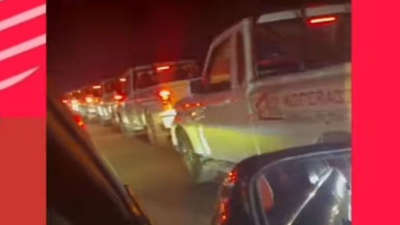 Iring-iringan pikap Mahindra di jalan Tol Cipali. (Foto: Instagram Lambe Turah)