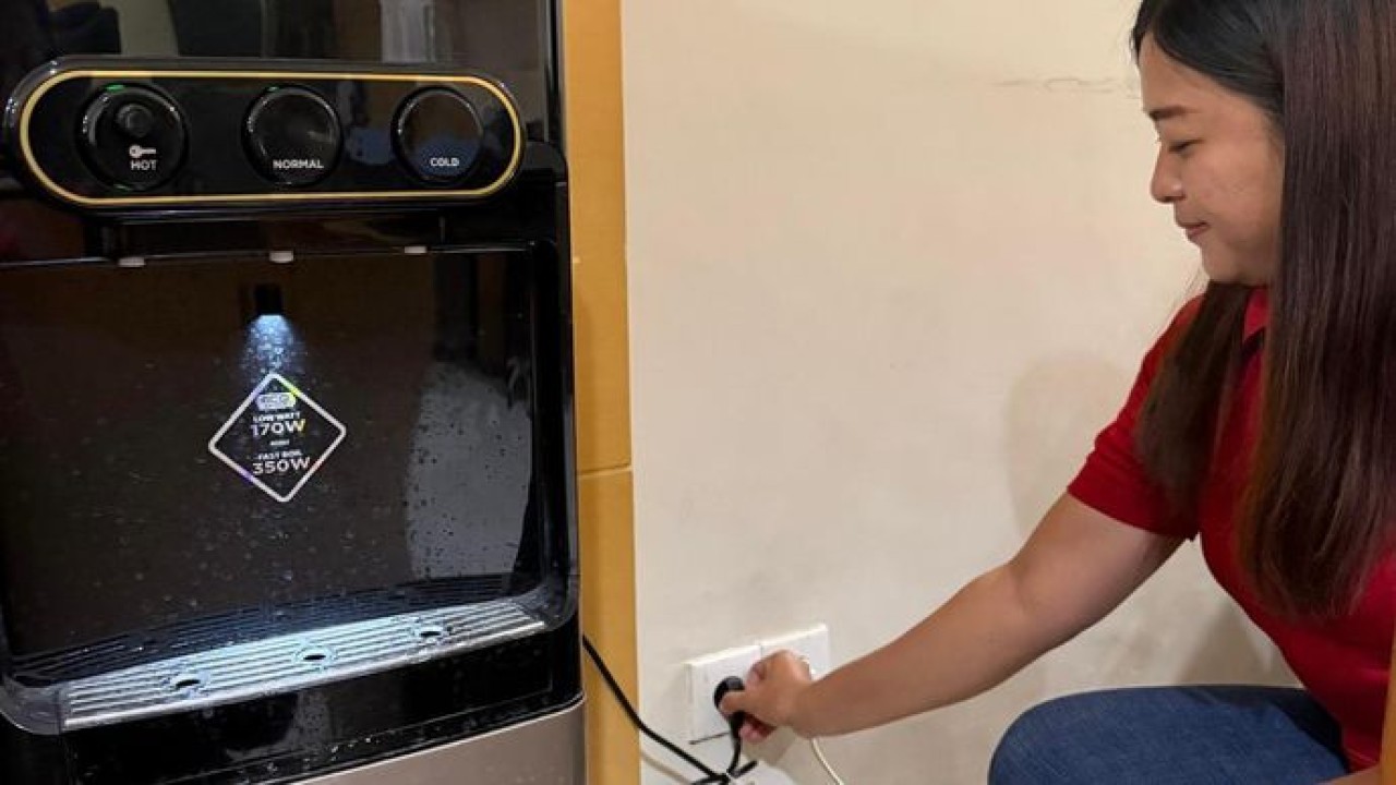 Ilustrasi pelanggan sedang mencabut peralatan elektronik dari stop kontak sebagai langkah mencegah aliran listrik yang tidak diperlukan serta menghindari potensi gangguan listrik selama mudik Idulfitri 1447 H. (Istimewa)