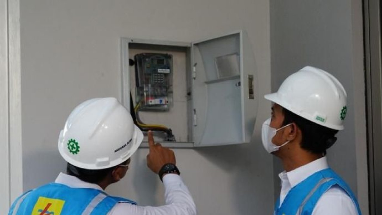 Petugas PLN sedang memeriksa instalasi listrik di rumah warga