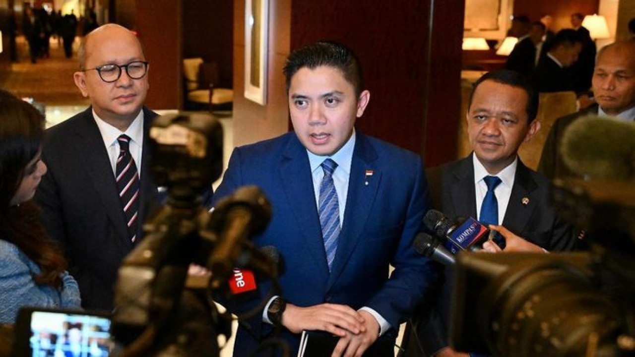 Sekretaris Kabinet Teddy Indra Wijaya dan Menteri Energi dan Sumber Daya Mineral (ESDM) Bahlil Lahadalia (Sekretariat Presiden)