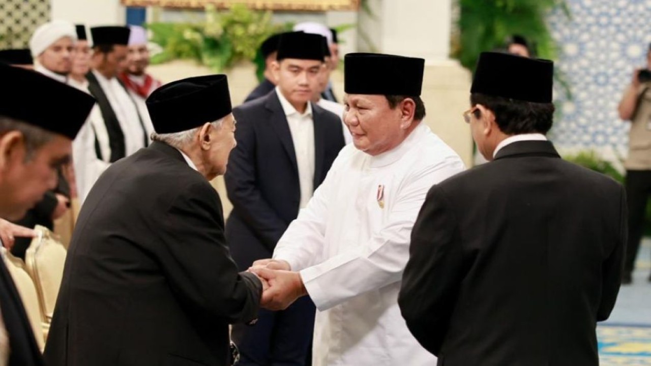 Presiden Prabowo Subianto dan Muhammad Quraish Shihab dalam peringatan Nuzulul Qur'an bertajuk "Mewujudkan Al-Qur'an sebagai Rahmat Alam Semesta" di Istana Negara, Jakarta, pada Selasa (10/3/2026). (Foto: Dok/Istimewa/Bakom RI)