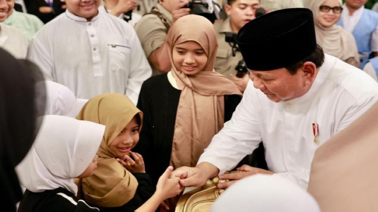 Presiden Prabowo Subianto menyapa santri di malam Nuzulul Qur'an di Istana Negara, Jakarta, Selasa (10/3/2026). (Foto: Dok/Istimewa/Bakom RI)