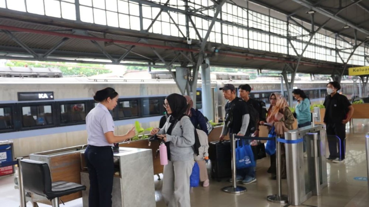 KAI menjual tiket kereta api murah melalui mekanisme flash sale dengan menawarkan tarif spesial dengan kuota terbatas. (Foto: Dok/Istimewa/Bakom RI)