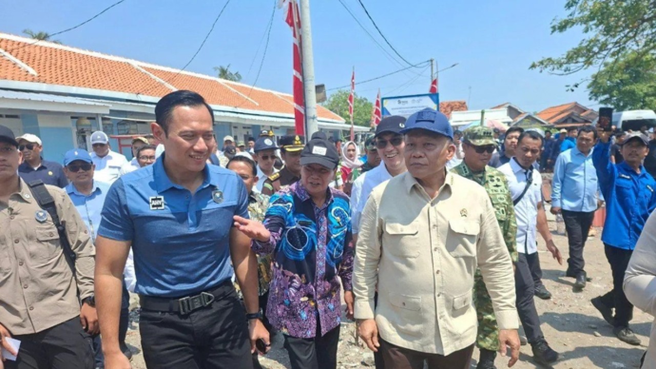 Menko IPK Agus Harimurti Yudhoyono (AHY) berkunjung untuk melihat secara langsung penataan kawasan kumuh nelayan yang ada di Tanjung Anom, Kecamatan Mauk, Kabupaten Tangerang, Provinsi Banten pada Kamis 16 April 2026. (ANTARA/Aji Cakti) (Antara)