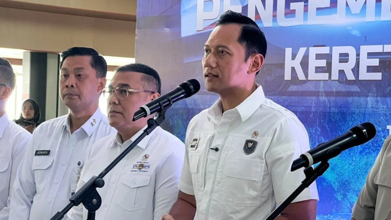 Menteri Koordinator Bidang Infrastruktur dan Pembangunan Kewilayahan Agus Harimurti Yudhoyono (AHY) memberi keterangan kepada awak media usai rapat koordinasi Pengembangan Jaringan Kereta Api Nasional di Stasiun Tanah Abang Baru, Jakarta, Rabu (22/4/2026. ANTARA/Harianto (Antara)