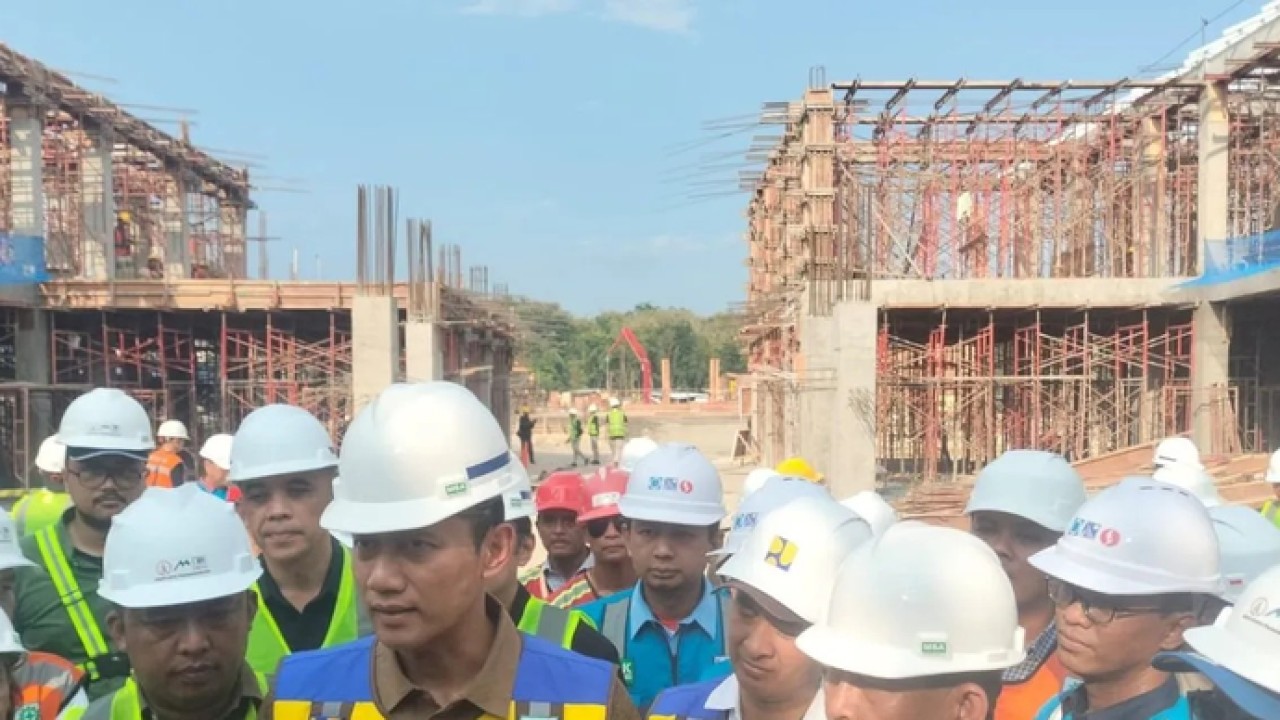 Menteri Koordinator Bidang Infrastruktur dan Pembangunan Kewilayahan, Agus Harimurti Yudhoyono (AHY) memberikan keterangan kepada pers di sela meninjau pembangunan Sekolah Rakyat Wonolopo di Kulon Progo, Jumat (24/4/2026). ANTARA/Sutarmi (Antara)