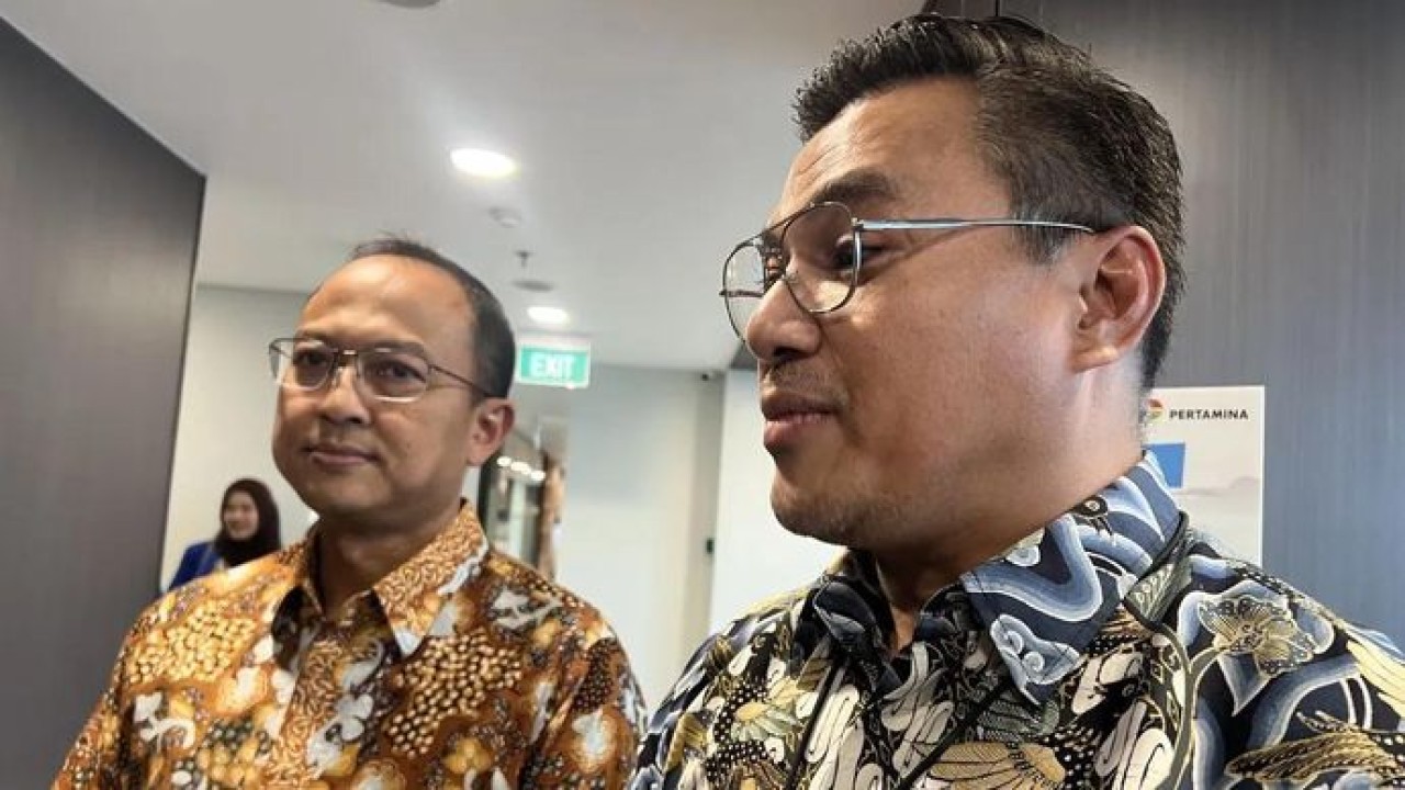 Vice President Corporate Communication Pertamina Muhammad Baron (kanan) memberi keterangan ketika ditemui di sela-sela acara Sustainability Champions yang digelar di Jakarta, Kamis (16/4/2026). (ANTARA/Putu Indah Savitri) (Antara)