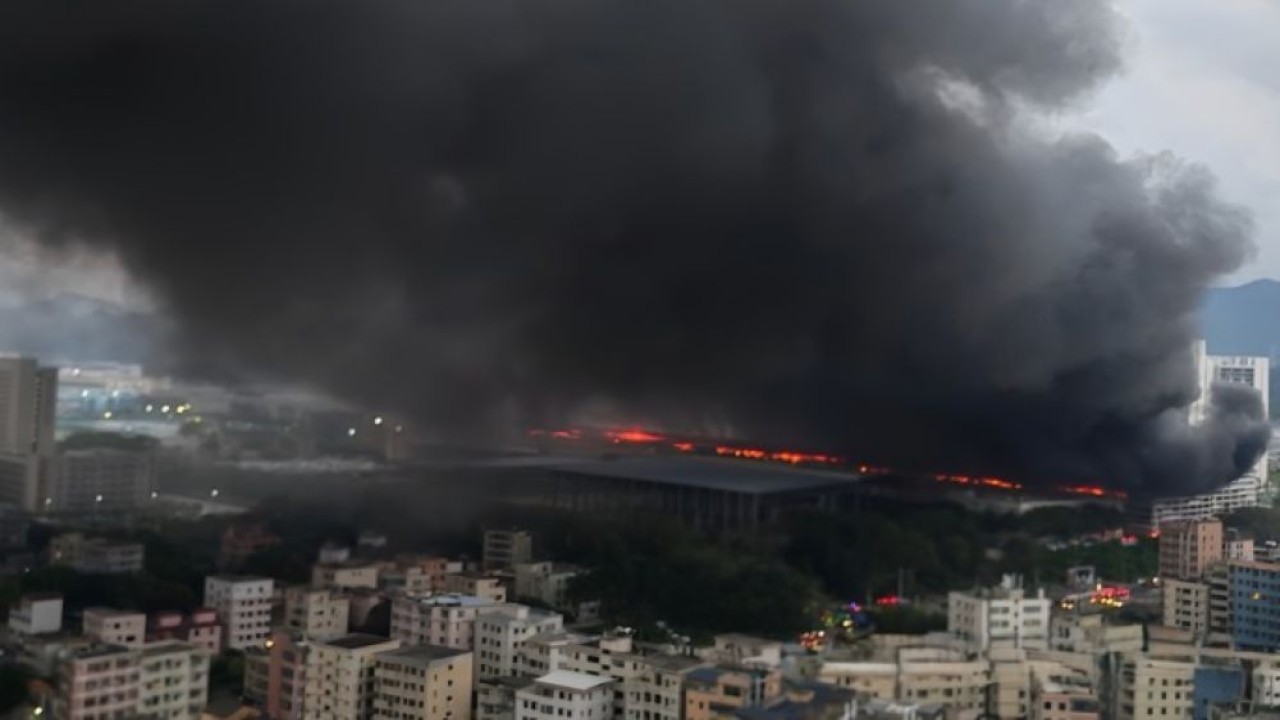 Asap mengepul dari pabrik BYD Pingshan saat kebakaran pada Selasa (14/4/2026) pagi waktu setempat. (Foto: BYD Fans via CarNewsChina)