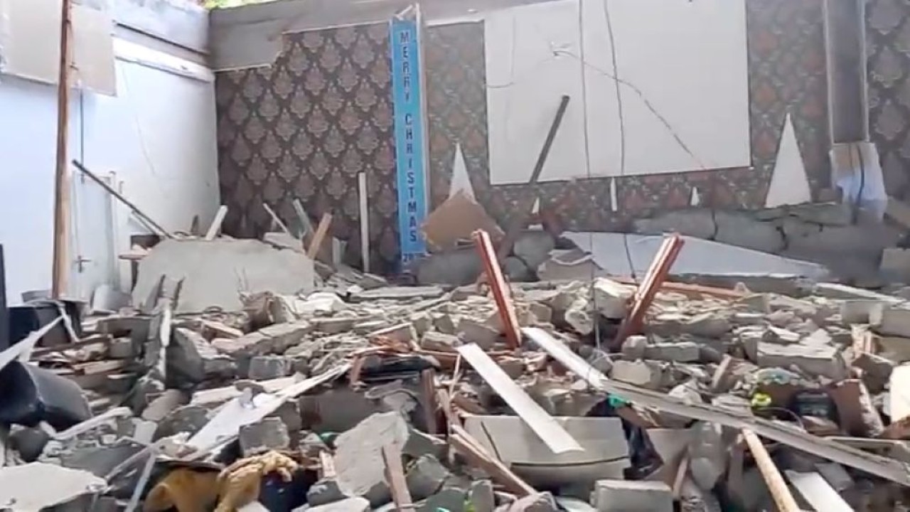 Kerusakan bangunan di wilayah terdampak pascagempa bumi magnitudo 7,6 di Kota Bitung, Kamis (2/4/2026). (Foto: Dok/Istimewa/BPBD Kota Bitung)