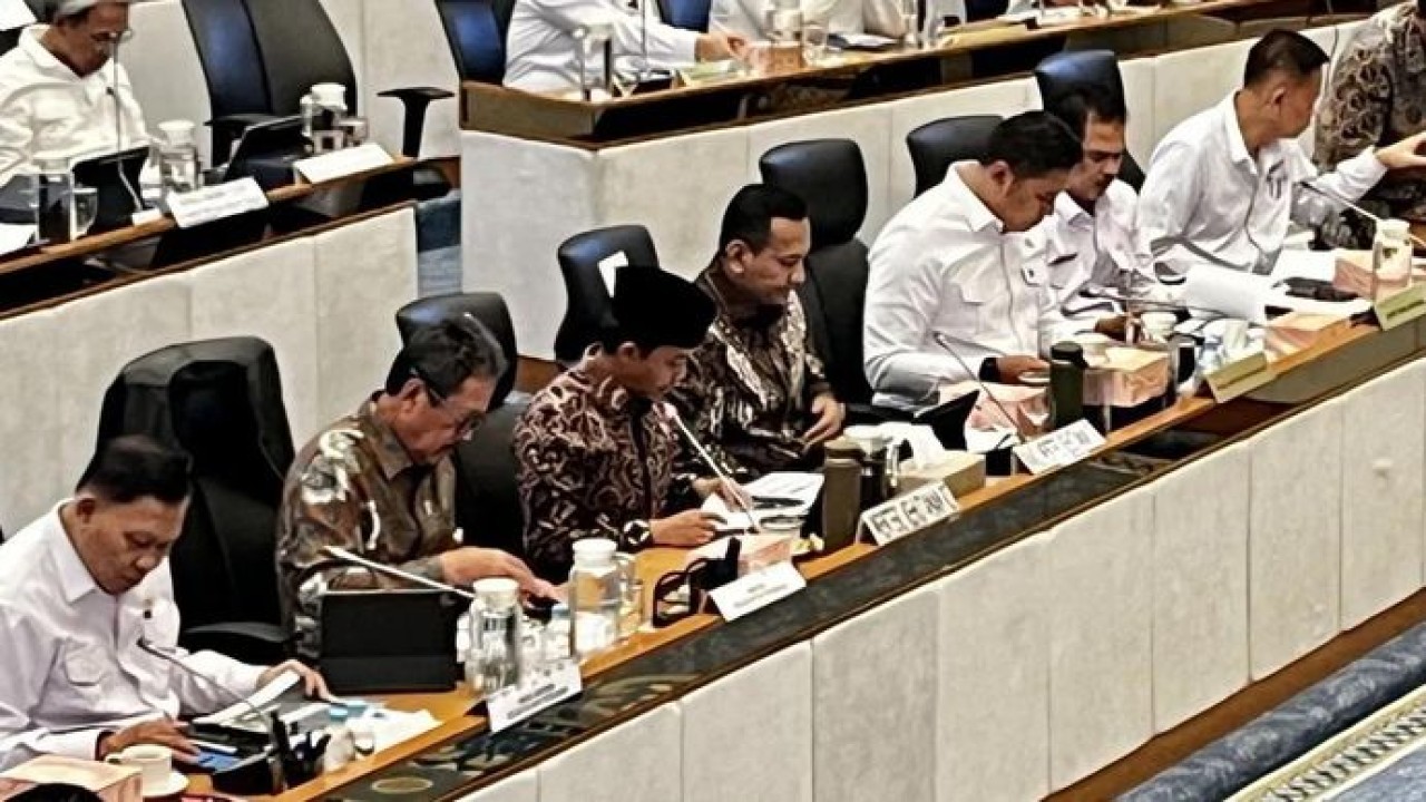 Menteri Kehutanan (Menhut) Raja Juli Antoni memberikan paparan dalam Rapat Kerja bersama Menteri Kelautan dan Perikanan (KP), Menteri Pertanian, dan Komisi IV DPR RI di Kompleks Parlemen Senayan, Jakarta, Selasa (14/4/2026). (ANTARA/Arnidhya Nur Zhafira) (Antara)