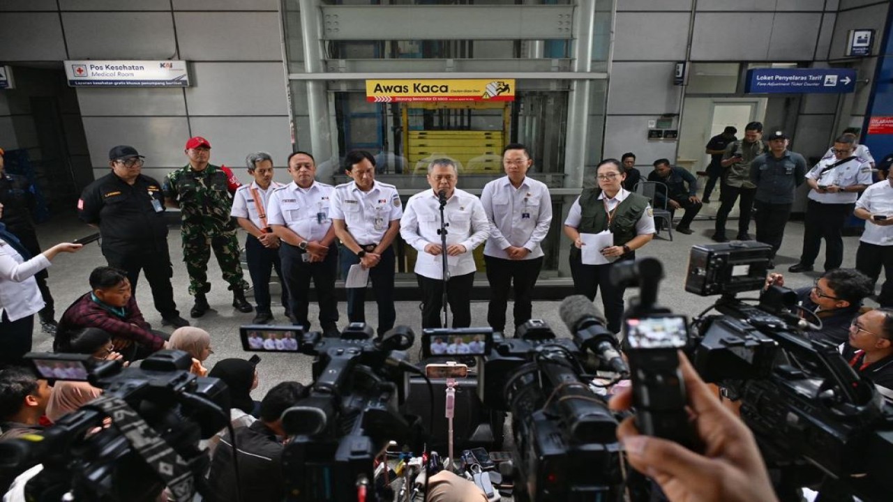 Menteri Perhubungan Dudy Purwagandhi dan Direktur Utama KAI Bobby Rasyidin saat meninjau Stasiun Bekasi Timur, Rabu (29/4).