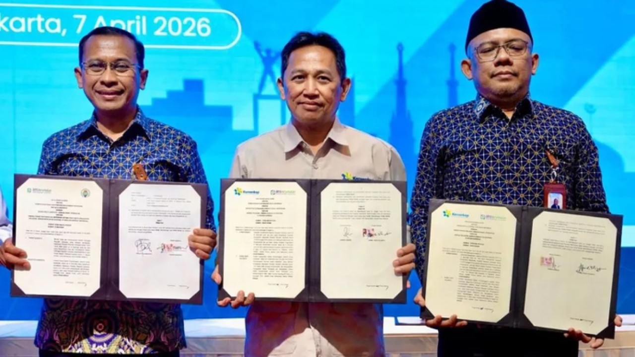 Sekretaris Kementerian Koperasi Ahmad Zabadi (tengah) dan Direktur Utama BPJS Kesehatan Prihati Pujowaskito (kiri) berfoto bersama usai penandatanganan nota kesepahaman (MoU) di Jakarta, Selasa (7/4/2026). ANTARA/HO-Kemenkop. (Antara)