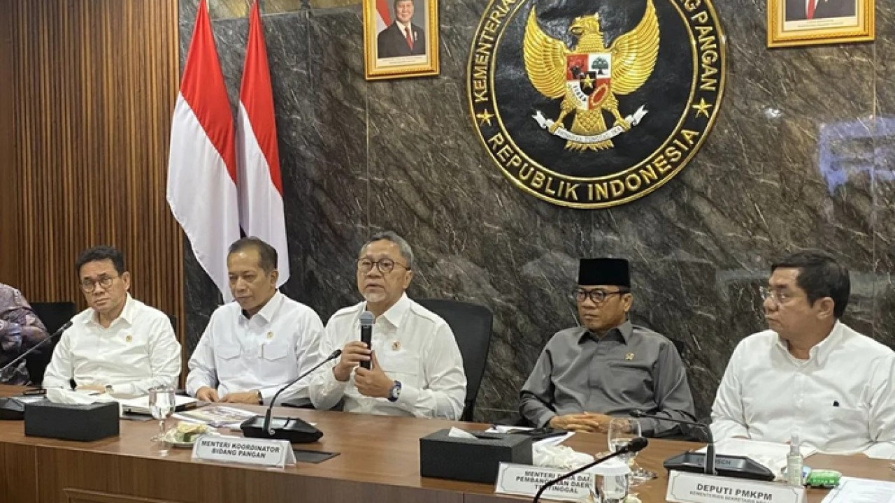 Menteri Koordinator Bidang Pangan Zulkifli Hasan (tengah) memberikan keterangan pers usai rapat koordinator terbatas yang membahas Koperasi Desa Merah Putih di Jakarta, Senin 20 April 2026. (ANTARA/Shofi Ayudiana) (Antara)
