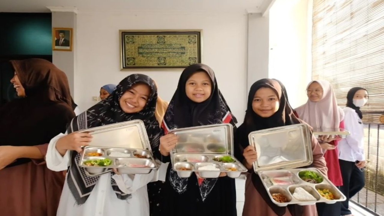 Kehadiran Program MBG membawa warna baru bagi para santri di Pondok Pesantren Al Mubarok, Desa Klodran, Kecamatan Colomadu, Kabupaten Karanganyar. (Foto: Dok/Istimewa/Bakom RI)