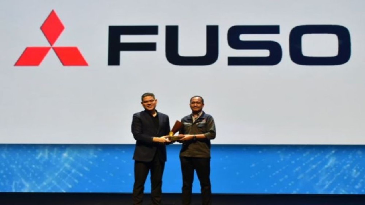 Mitsubishi Fuso berhasil meraih penghargaan Gold Champion dalam Indonesia WOW Brand Award 2026 untuk kategori kendaraan niaga. (Foto: Dok/Istimewa)