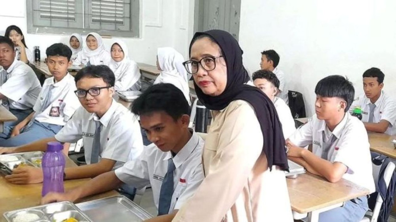 Wakil Kepala BGN Nanik Sudaryati Deyang berbincang dengan salah satu siswa saat penyaluran program Makan Bergizi Gratis (MBG) di SMK Negeri 1 Jakarta pada Kamis 8 Januari 2026. (Foto: ANTARA/Lintang Budiyanti Prameswari/aa)
