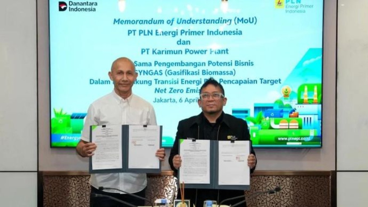 Direktur Biomassa PT PLN Energi Primer Indonesia (PLN EPI) Hokkop Situngkir (kanan) dan Direktur Utama PT Karimun Power Plant Arthur Palupessy (kiri) melakukan penandatanganan nota kesepahaman (MoU) pengembangan bisnis syngas gasifikasi berbasis biomassa sebagai upaya mendukung transisi energi dan pencapaian target net zero emission (NZE) 2060 di Jakarta, Senin 6 April 2026. ANTARA/HO-PT PLN EPI. (Antara)