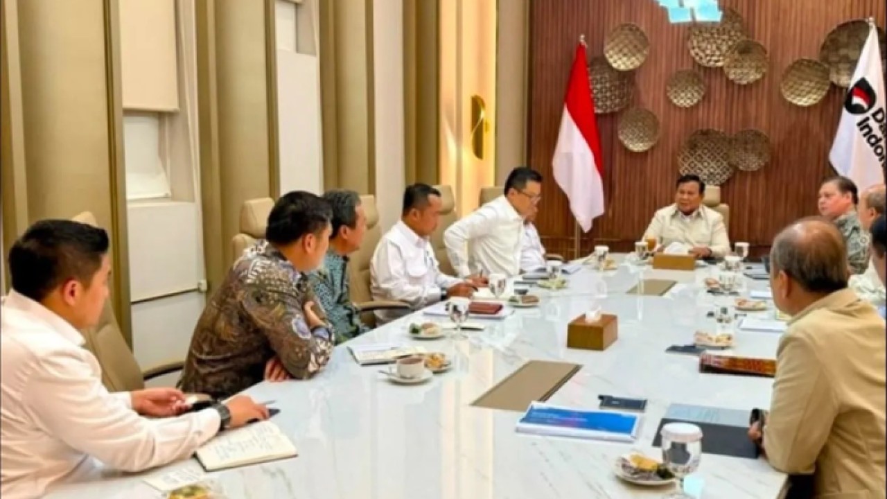 Presiden Prabowo Subianto memimpin rapat terbatas di Wisma Danantara, Jakarta, Kamis (16/4/2026), membahas program-program strategis nasional di antaranya seperti hilirisasi dan pemanfaatan sampah menjadi energi. ANTARA/HO- Badan Komunikasi Pemerintah RI. (Antara)