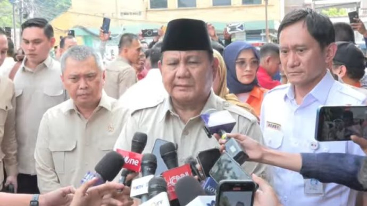 Prabowo Subianto jenguk korban kecelakaan kereta di RSUD Bekasi (Istimewa)