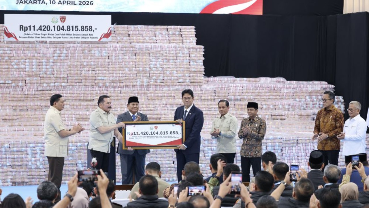 Presiden Prabowo Subianto saat Penyerahan Denda Administratif dan Penyelamatan Keuangan Negara yang diselenggarakan di Kejaksaan Agung RI, Jakarta, Jumat (10/4/2026). (Foto: Dok/Istimewa/Bakom RI)