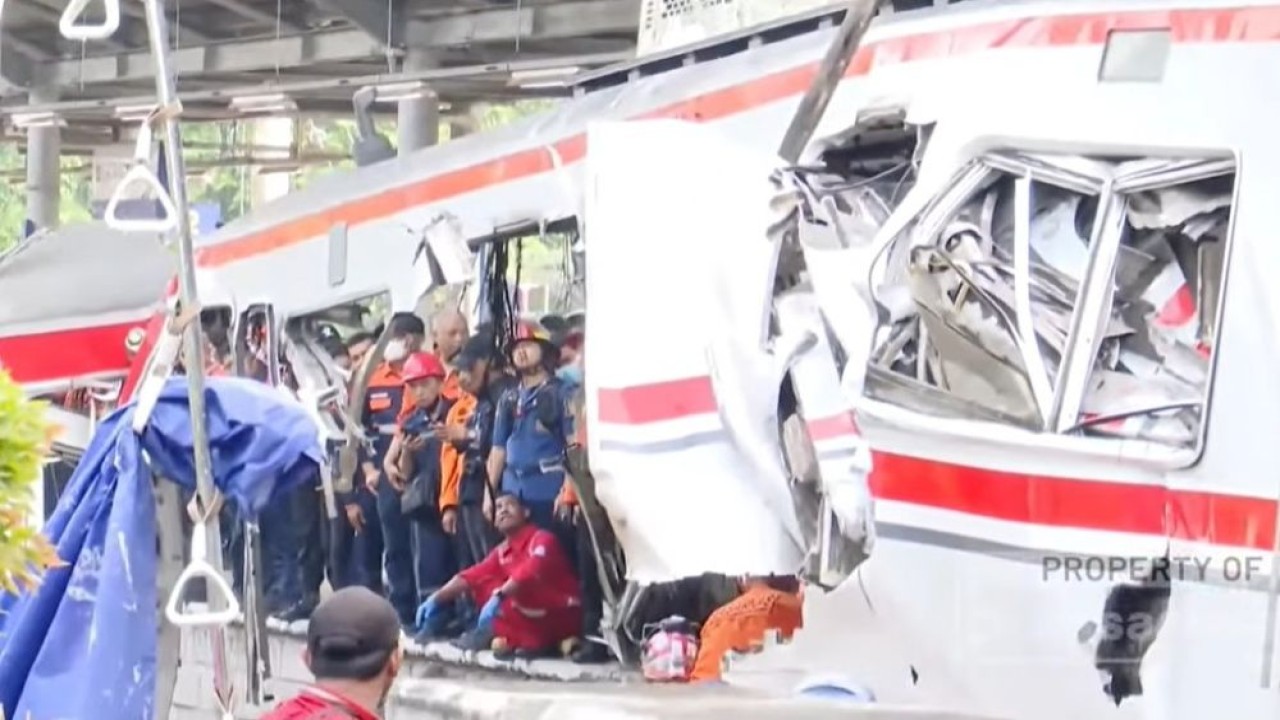 Tim SAR dari lokasi kejadian melaporkan sampai Selasa (28/4/2026) pukul 05.11 WIB masih terdapat tiga dari tujuh orang penumpang yang terjepit di dalam rangkaian gerbong KRL.