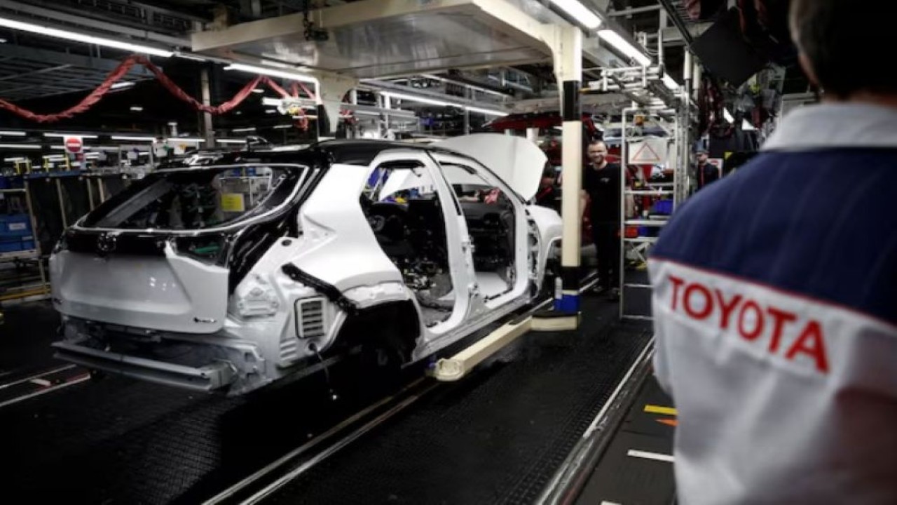 Para karyawan bekerja di jalur perakitan mobil Yaris Cross di pabrik Toyota Motor Manufacturing France (TMMF) di Onnaing dekat Valenciennes, Prancis, 4 April 2024. (Foto: Dok/Benoit Tessier/Reuters)