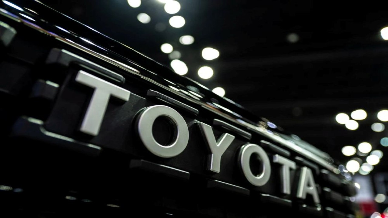 Penampakan logo Toyota di pameran otomotif Bangkok International Motor Show 2026, di Bangkok, Thailand, 24 Maret 2026. (Foto: Dok/Athit Perawongmetha/Reuters)