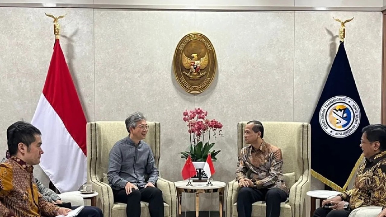 Menteri Transmigrasi (Mentrans) Muhammad Iftitah Sulaiman Suryanagara (kanan) melakukan pertemuan dengan Duta Besar China untuk Indonesia Wang Lutong (kiri) di Jakarta, Senin (13/4/2026). (ANTARA/AMuzdaffar Fauzan) (Antara)