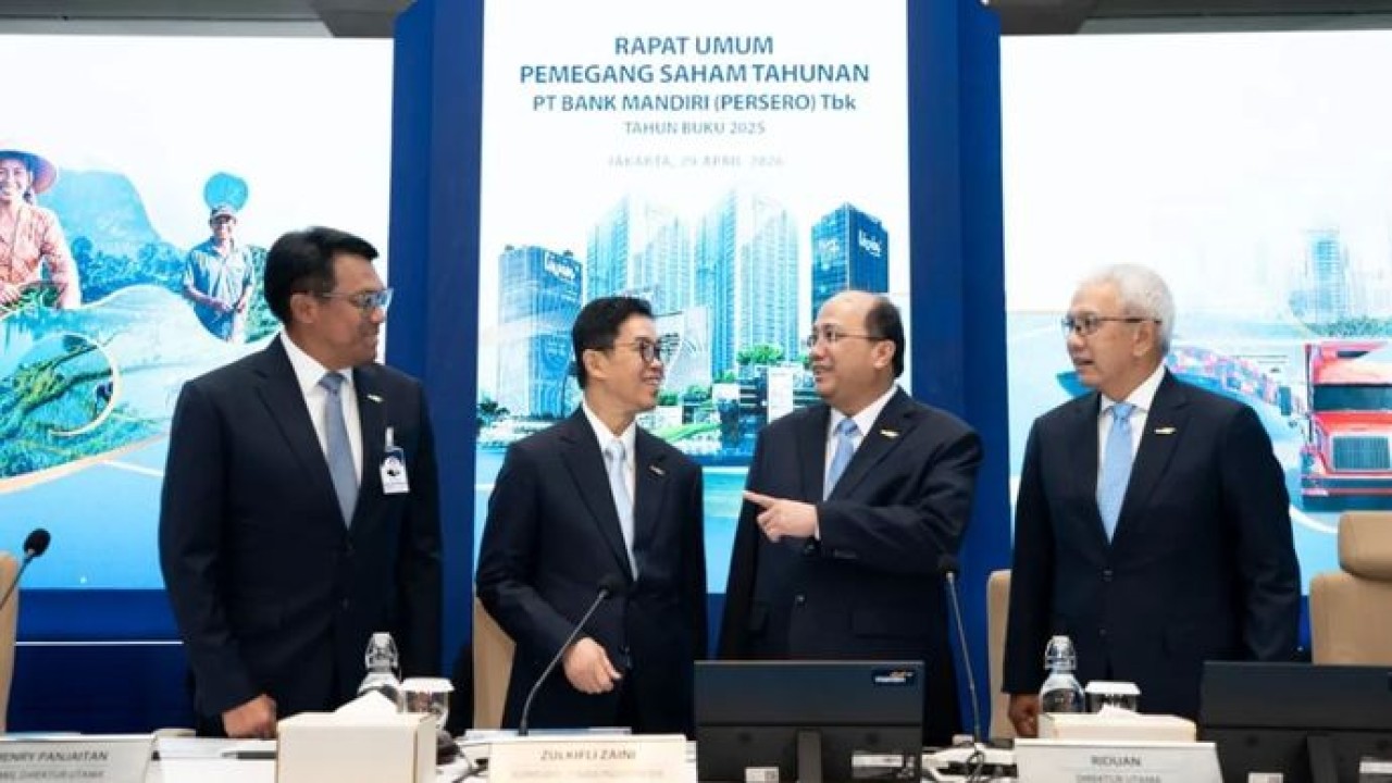Komisaris Utama/Independen Bank Mandiri Zulkifli Zaini (kedua dari kiri) dan Direktur Utama Bank Mandiri Riduan (kedua dari kanan) bersama jajaran berfoto bersama dalam Rapat Umum Pemegang Saham Tahunan (RUPST) di Jakarta, Rabu 29 April 2026. (ANTARA/HO-Bank Mandiri) (Antara)