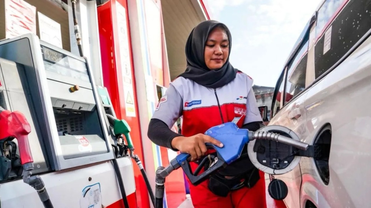 Arsip - Petugas SPBU Pertamina mengisi BBM pelanggan. (ANTARA/HO-PT Pertamina Patra Niaga) (Antara)