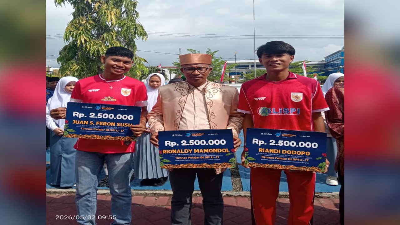 Tiga pemain Timnas Pelajar BLiSPI U17 menerima penghargaan sebagai Atlet Terbaik dan Berprestasi dari Pemprov Maluku Utara pada peringatan Hari Pendidikan Nasional 2026/ist