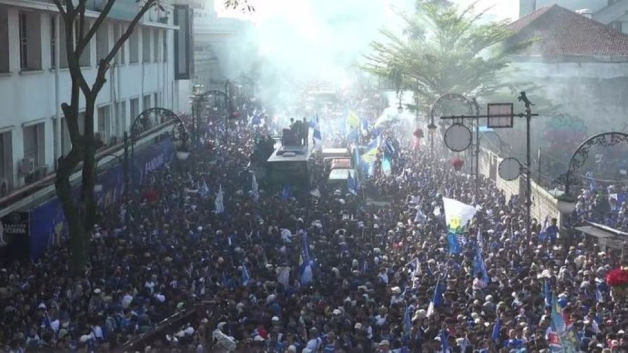 Penampakan ribuan bobotoh konvoi kemenangan Persib Bandung. (Foto: Persib)