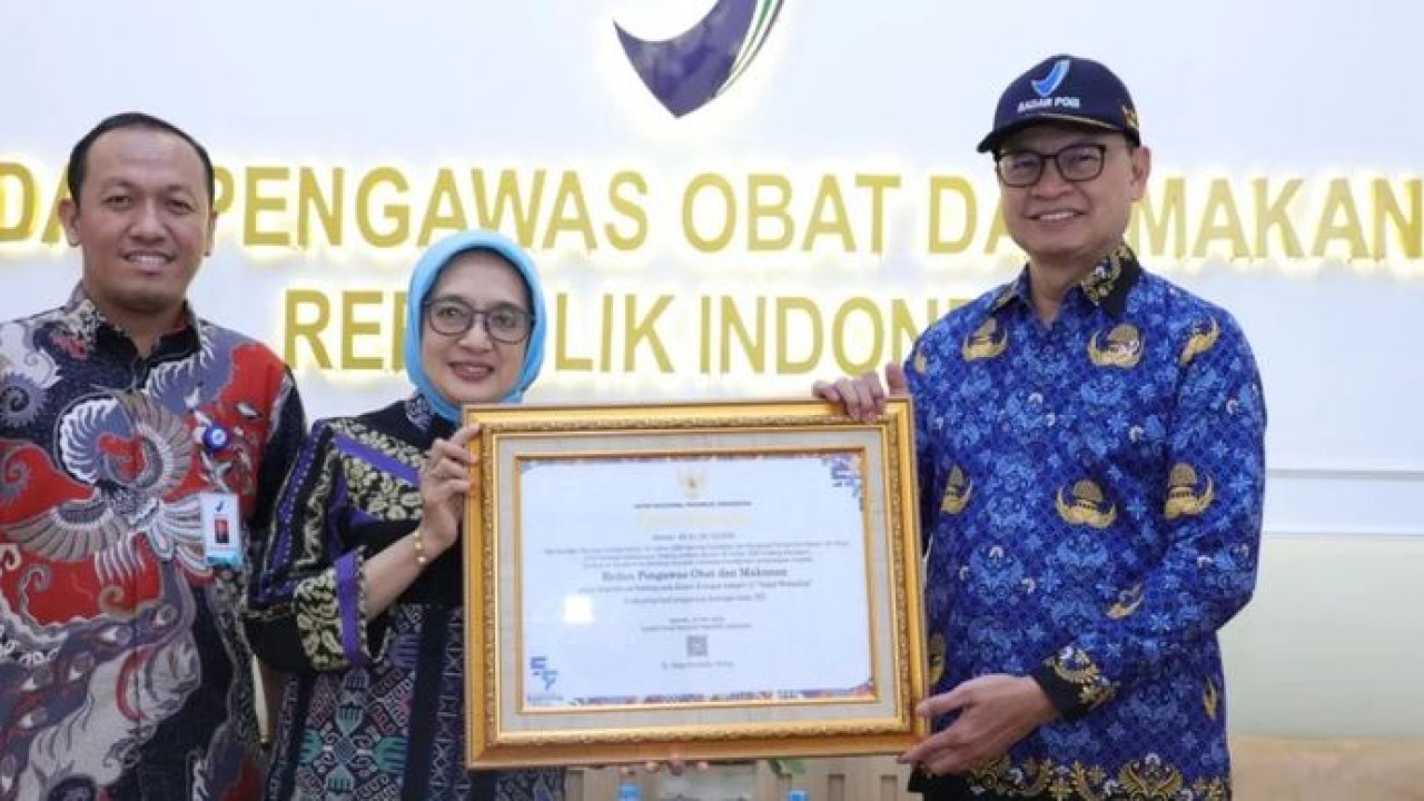 Kepala Badan Pengawas Obat dan Makanan (BPOM) Taruna Ikrar menerima piagam penghargaan Anugerah Kearsipan Nasional 2026 dalam kategori Kementerian/Lembaga pada Klaster II dengan kategori AA “Sangat Memuaskan”. ANTARA/HO - BPOM. (Antara)