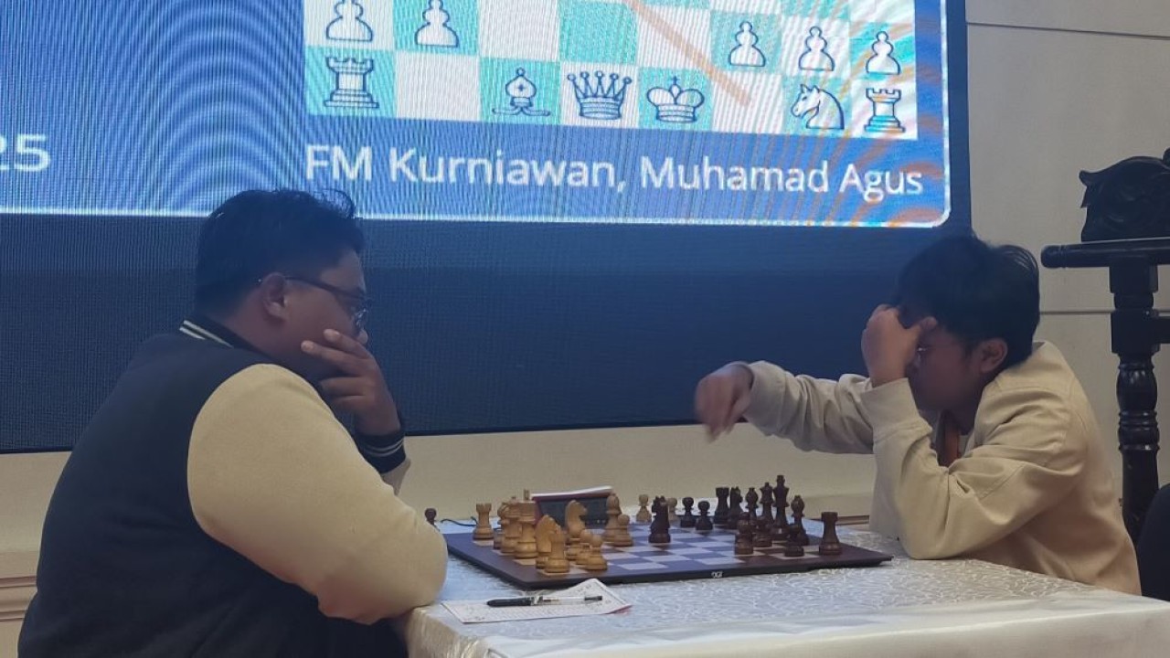 IM Aditya Bagus Arfan (kanan) vs FM Muhammad Agus Kurniawan