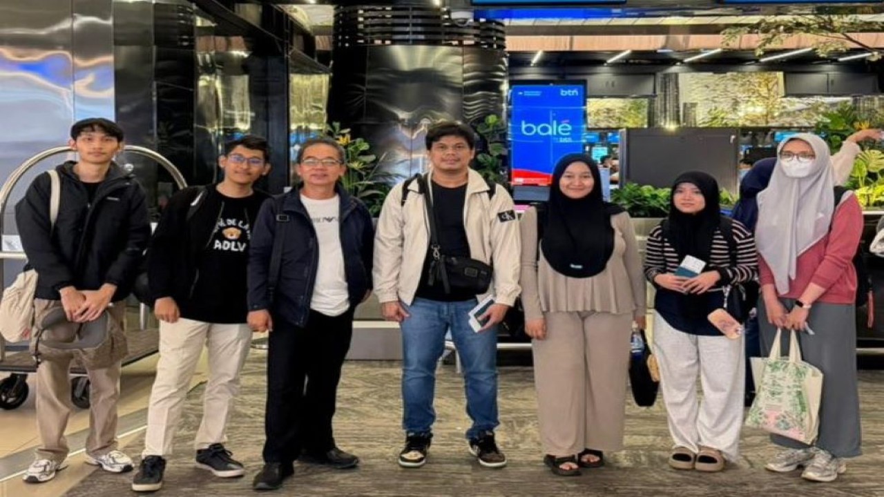 Sekjen PB Percasi Nanang Pujalaksana (ketiga kiri) mengantar keberangkatan enam pecatur terbaik Indonesia GM Susanto Megaranto, IM Gilbert Elroy Tarigan, IM Nayaka Budhidharma, IM Medina Warda Aulia, WIM Laysa Latifah dan WIM Shafira Devi Herfesa dari Bandara Soekarno-Hatta menuju Mongolia untuk mengikuti The Asian Individual Chess Championships 2026/ist