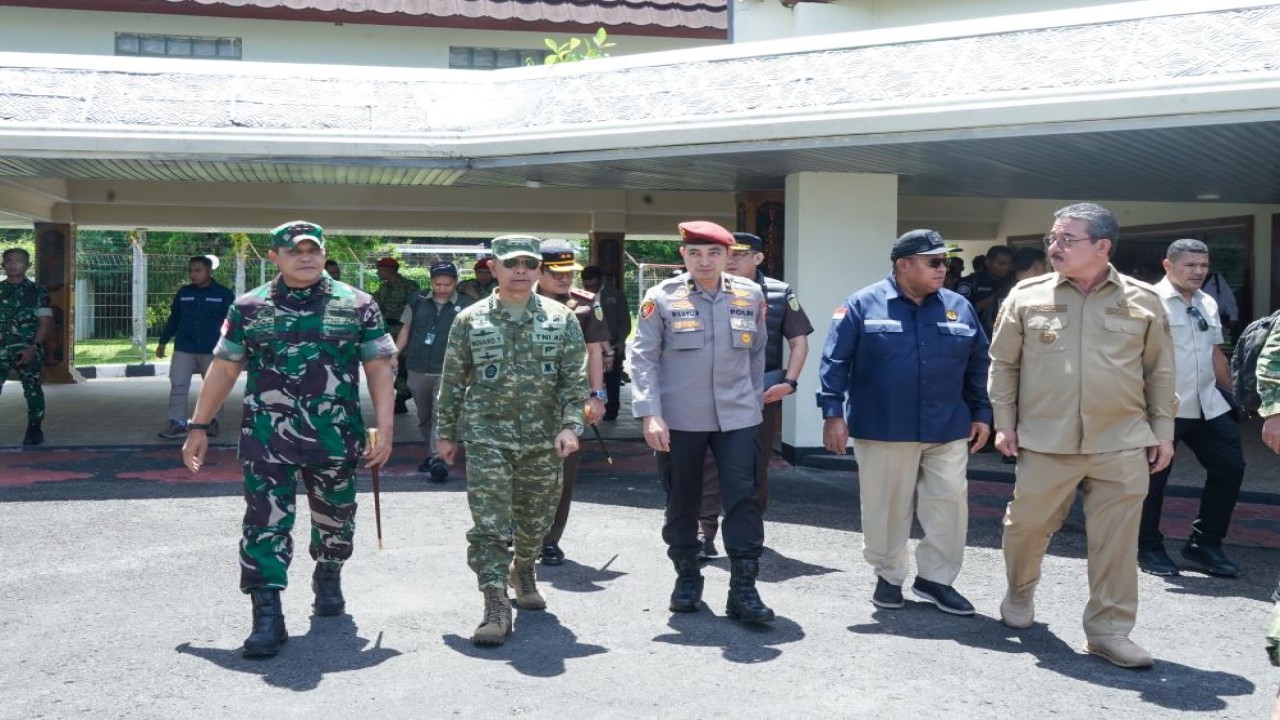Kasum TNI Letnan Jenderal TNI Richard Tampubolon bersama Satgas PKH melaksanakan peninjauan Penambangan Emas Tanpa Izin (PETI) Gunung Botak dari udara sebagai bagian dari langkah awal penanganan terpadu. (Istimewa)