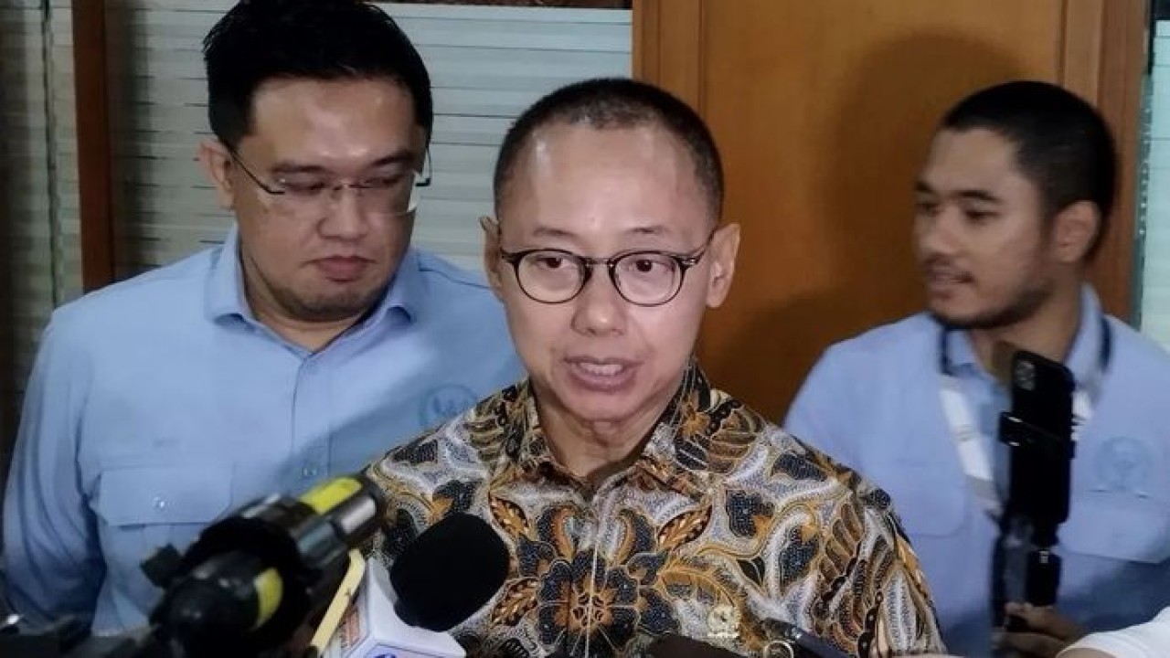 Wakil Ketua MPR RI Eddy Soeparno saat diwawancarai di kompleks parlemen, Jakarta, Senin, 13 Oktober 2025. (ANTARA/Bagus Ahmad Rizaldi) (Antara)