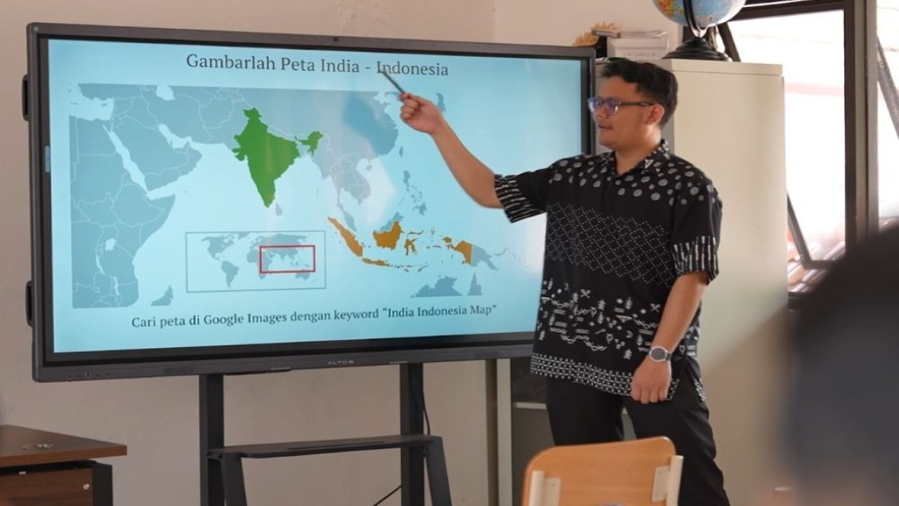 Haikal, guru sejarah Sekolah Rakyat Menengah Atas (SRMA) 13 Bekasi, menceritakan perjalanannya hingga akhirnya bergabung menjadi pengajar di Sekolah Rakyat. (Foto: Dok/Istimewa/Bakom RI)