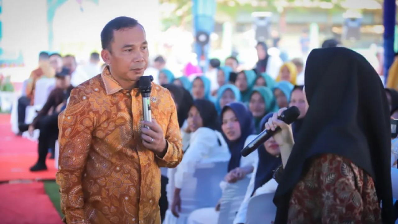 Mendukbangga/Kepala BKKBN Wihaji (kiri) berbincang dengan salah satu kader Tim Pendamping Keluarga (TPK) di Aceh Tenggara, Aceh, pada Rabu (3/6/2026). ANTARA/HO-Kemendukbangga/BKKBN. (Antara)