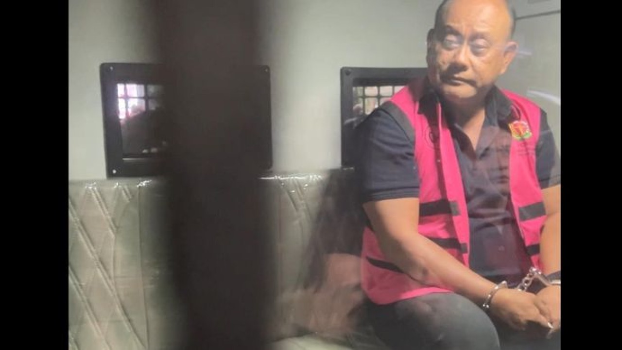 Eks Kepala BGN Dadan Hindayana di dalam mobil tahanan Jampidsus Kejagung. (NTVNews.id)
