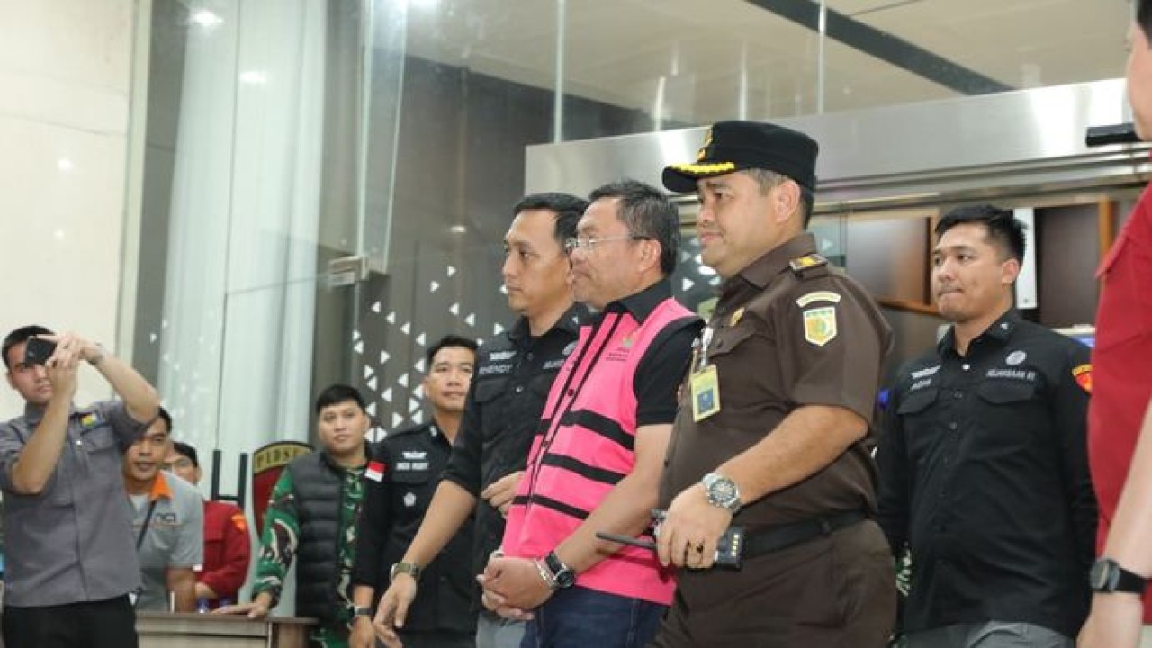 Mantan Wakil Kepala BGN, Sony Sonjaya digiring ke mobil tahanan Kejagung. (Istimewa)