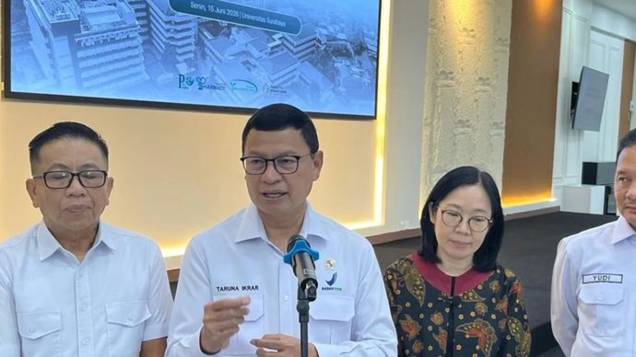 Kepala BPOM RI Taruna Ikrar (kedua kiri) dan Rektor Ubaya Dr Benny Lianto (kiri) usai kuliah umum dan penandatanganan nota kesepahaman di Ubaya, Senin, 15 Juni 2026. (Antara)